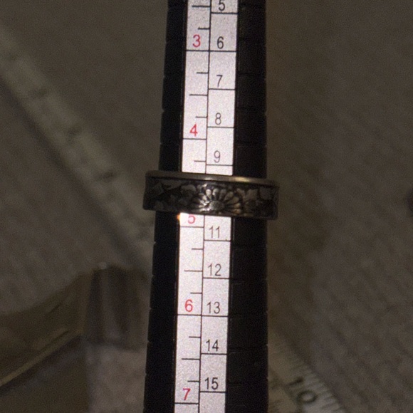 Vintage size 4.5 silver tone floral ring made out of Japanese 50 yen coin - Picture 5 of 6